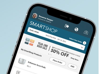 Teléfono móvil que muestra SmartShop que demuestra lo fácil que es navegar por su cuenta incluso mientras viaja, así como guardar, administrar sus pedidos y las fechas de entrega de sus productos, con el programa de entrega automática mensual de Neora.